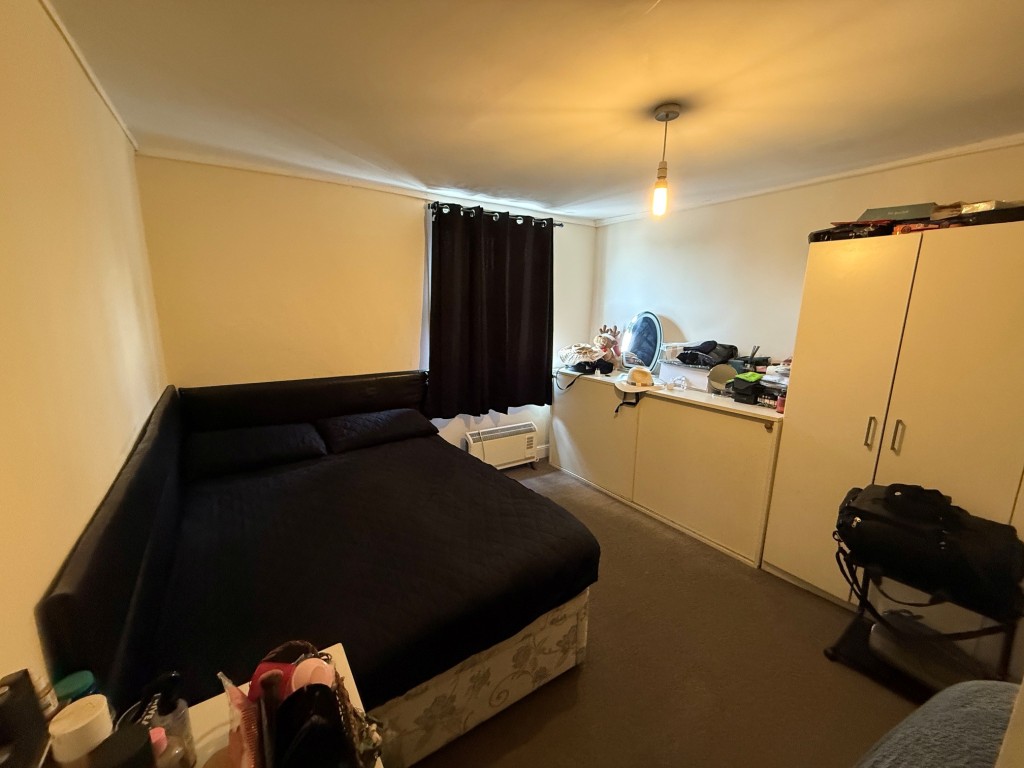 Lot: 119 - MIXED USE TOWN CENTRE INVESTMENT PROPERTY - Flat second floor bedroom with window to front